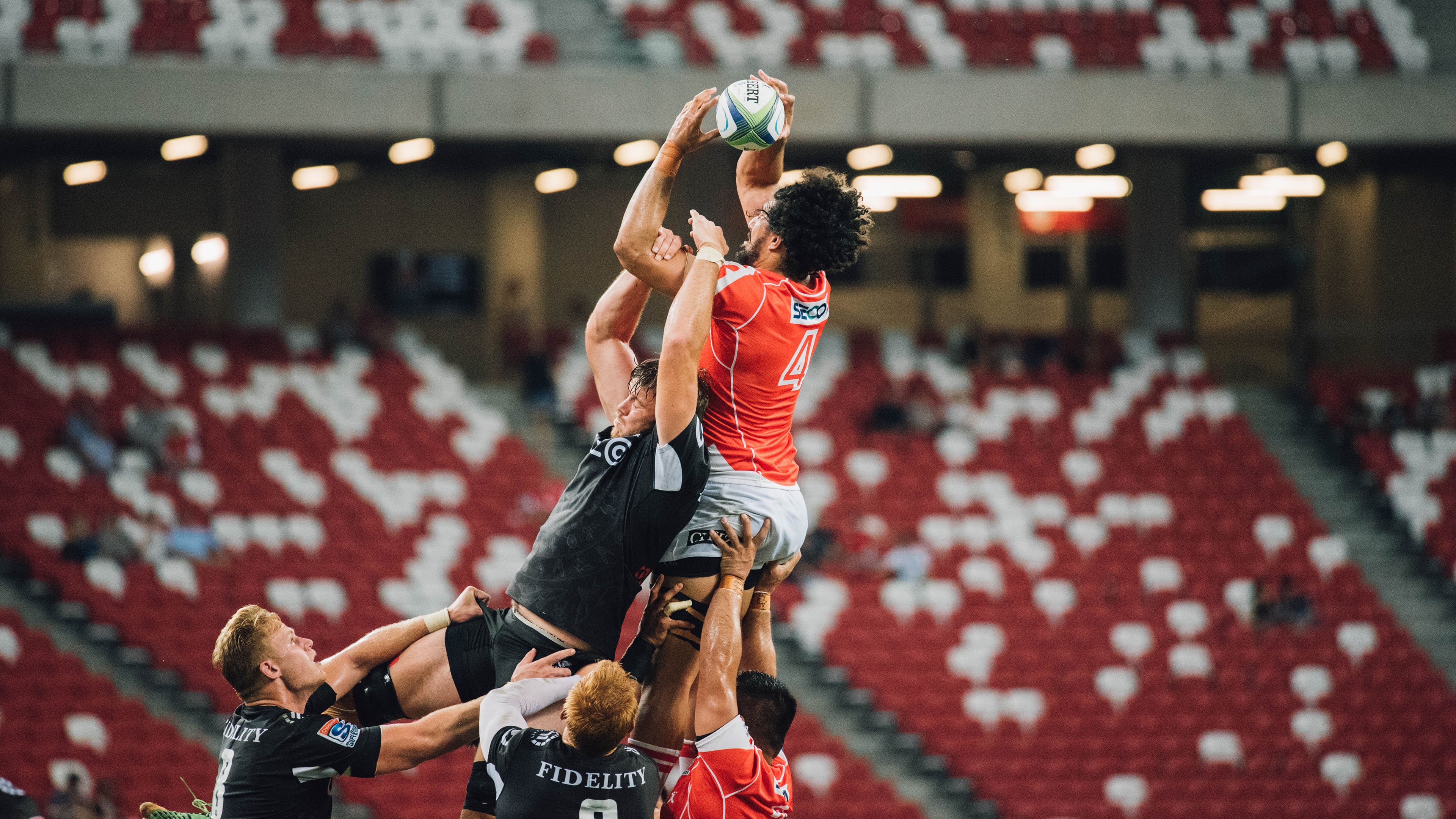 JackeyLove重要时刻大比分获胜,湖人带队取胜!赛场气氛高涨