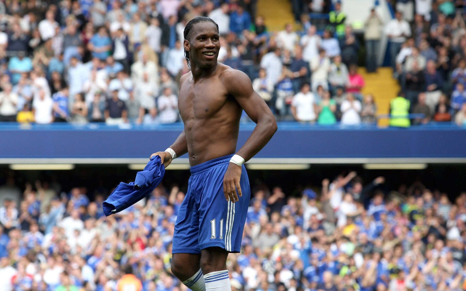 足球赛场焦点！法国队对阵葡萄牙队，压哨绝杀，引爆全场观众欢呼